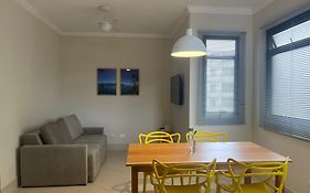 2 Dorms com ar split nos quartos, piscina, Wi-fi e 5min a pé da Praia do Itaguá
